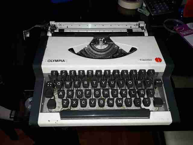 Oficios.cl Vendo maquina de escribir Providencia Oficios.cl Vendo maquina de escribir Providencia